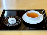 2026年2月より、神奈川県秦野市で70年の歴史を紡ぐ「たかなし茶園」さんの和紅茶のご提供を開始いたしました。和紅茶は海外産に比べ渋みが穏やかで、茶葉本来の甘みを感じられるのが特徴。その繊細な味わいは、私たちの和菓子が持つ優しい甘みに驚くほど寄り添います。やわらかな甘みがありますので、お砂糖などを加えずににお召し上がりくださいませ。