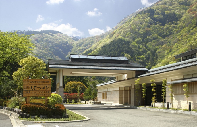 ホテルはつはなの玄関　ロビー前です。ホテルの後ろには四季折々に表情を変える雄大な湯坂山が広がっております。