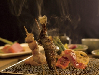 囲炉裏で食べる、お魚やお肉の串焼きはオススメです。