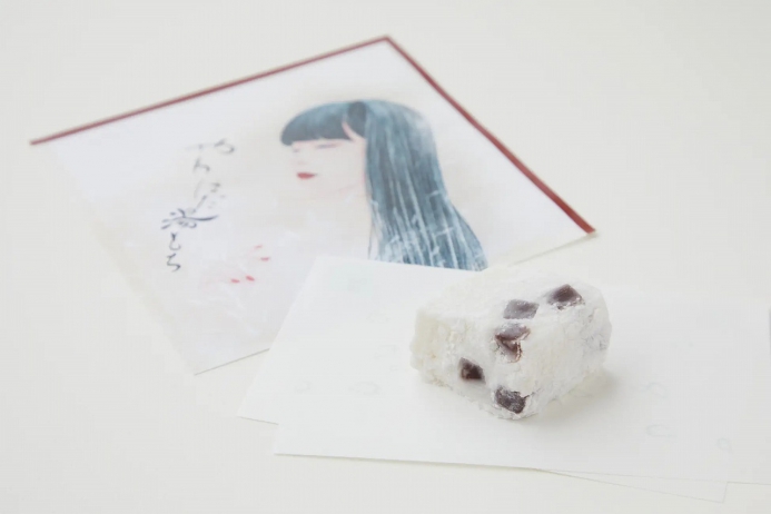 滝通り本店限定「やわはだ湯もち」。日本画家・丁子紅子氏がこの御菓子をイメージして描いたパッケージで、おひとつずつお渡しいたします。