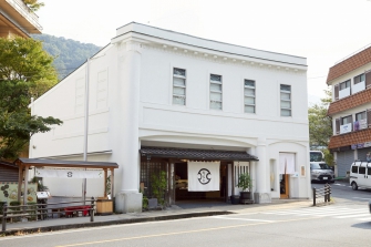 店舗外観。白い洋風建築が目印です。