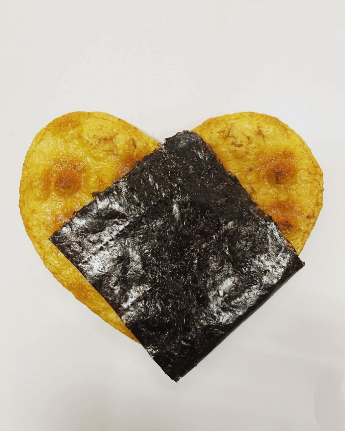 店頭で一枚一枚ご注文頂いてから焼きます。ハート形と丸型の2種類があります。醤油をどぶ漬けし、炙った海苔を巻いて召し上がって頂きます。