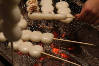 同じ原料で堅いのは煎餅ですが、柔らかいのはおだんご。おだんごは気づけば12種類(素焼き、焼き醤油、磯辺、みたらし、五平餅風の甘みそ、きなこ、醤油マヨネーズ、たこ焼き風ソース、黒蜜きなこ、あんこ、バター醤油、わさび醤油)のお味をお楽しみいただけます。