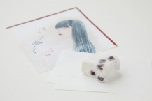 滝通り本店限定「やわはだ湯もち」。日本画家・丁子紅子氏がこの御菓子をイメージして描いたパッケージで、おひとつずつお渡しいたします。